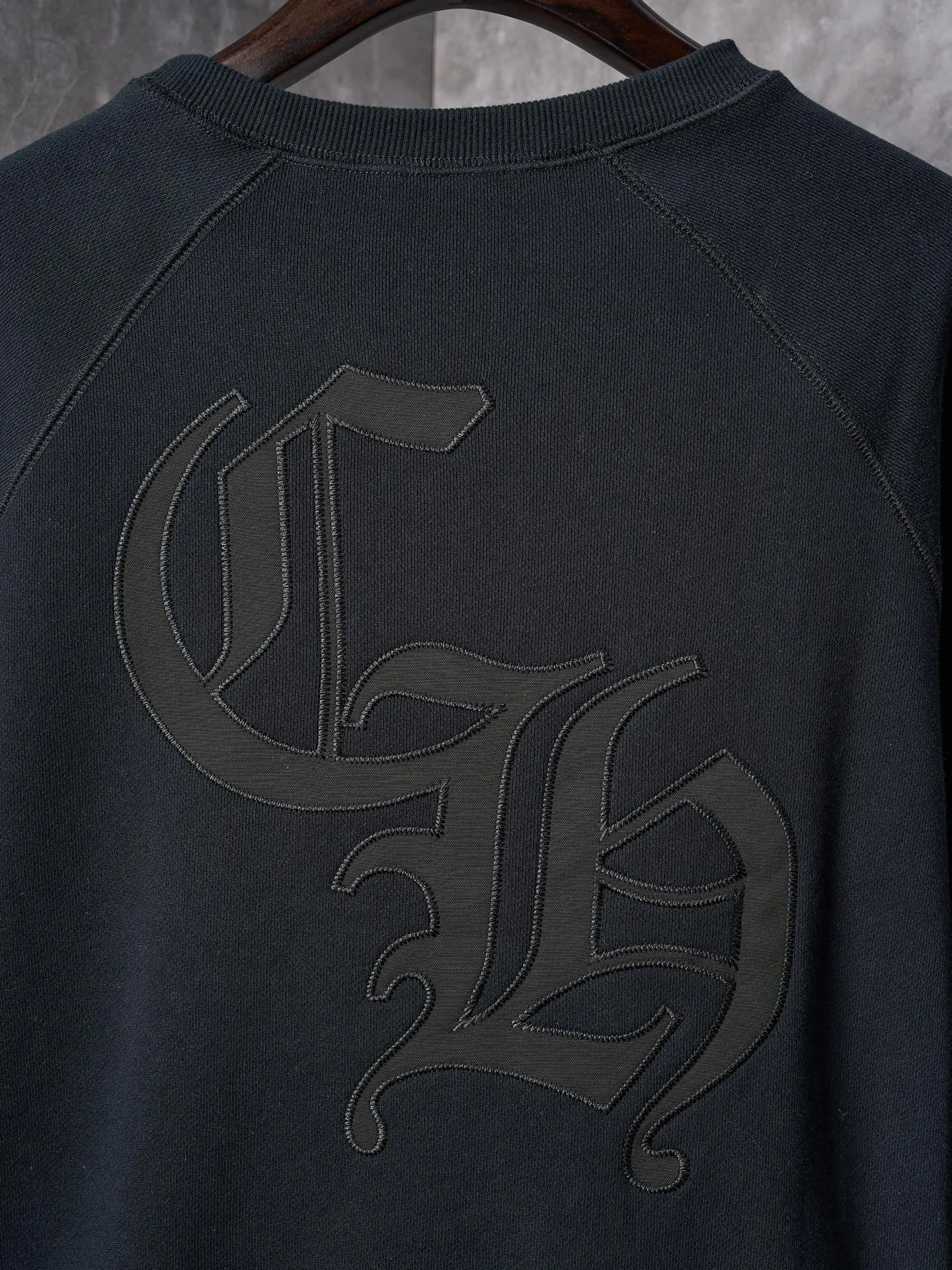 P400 price reduction [actual auction] Chrome Hearts/Ch cross logo patch embroidered round neck sweatshirt [ready in stock] S M L The logo iron plate sways slightly with the swing of the body, adding a sense of movement and vitality. It is unobtrusive but has an indescribable aura. It interprets the perfect blend of retro and luxury. It adopts imported machine appliqué embroidery technology and uses advanced computer control systems and precise mechanical components to realize the Chrome Hearts logo appliqué embroidery operation. It presents an embroidery effect with both clarity and three-dimensionality. The fabrics have been washed and have a better hand feel. They are not easy to deform, shrink or fade. Maintains long-lasting beauty with a loose fit